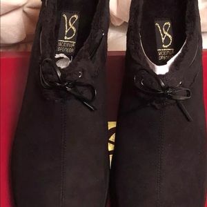 VICTORIA SPENSER BLACK MULES